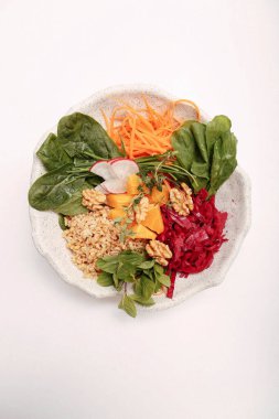 Taze salata tabağı ile karışık yeşillik