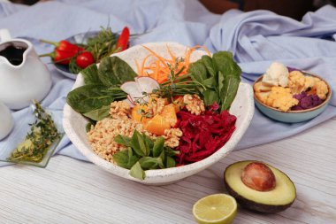 Taze salata tabağı ile karışık yeşillik