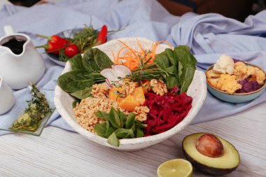 Taze salata tabağı ile karışık yeşillik