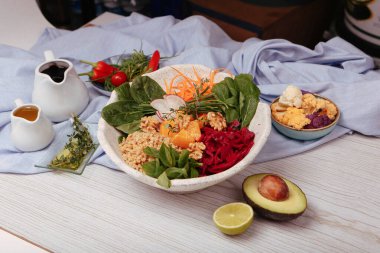 Taze salata tabağı ile karışık yeşillik