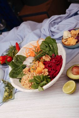 Taze salata tabağı ile karışık yeşillik