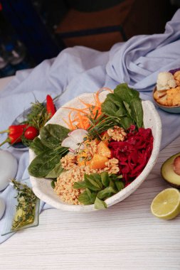 Taze salata tabağı ile karışık yeşillik