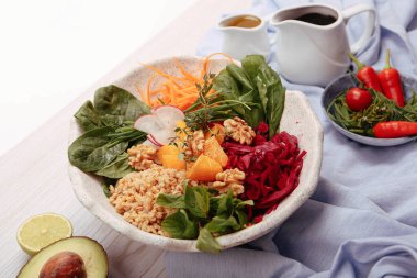 Taze salata tabağı ile karışık yeşillik