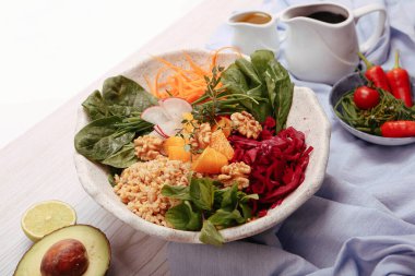 Taze salata tabağı ile karışık yeşillik