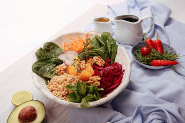 Taze salata tabağı ile karışık yeşillik