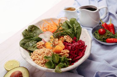 Taze salata tabağı ile karışık yeşillik