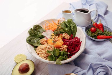 Taze salata tabağı ile karışık yeşillik