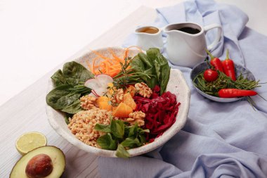 Taze salata tabağı ile karışık yeşillik