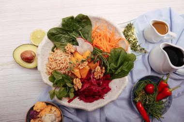 Taze salata tabağı ile karışık yeşillik