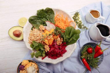 Taze salata tabağı ile karışık yeşillik