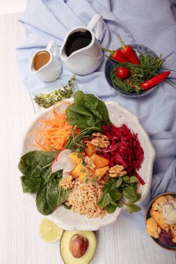 Taze salata tabağı ile karışık yeşillik