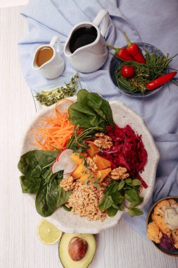 Taze salata tabağı ile karışık yeşillik