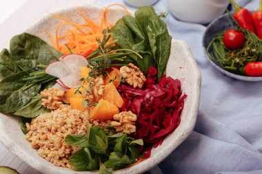 Taze salata tabağı ile karışık yeşillik