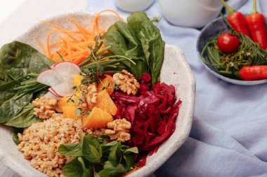 Taze salata tabağı ile karışık yeşillik