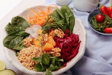 Taze salata tabağı ile karışık yeşillik