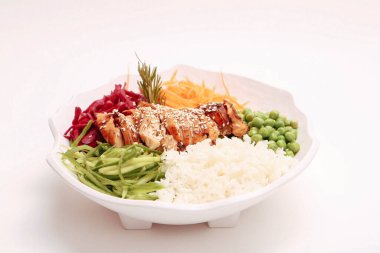 Taze salata tabağı ile karışık yeşillik