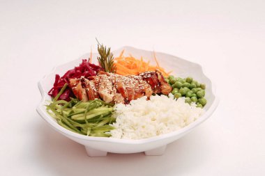 Taze salata tabağı ile karışık yeşillik