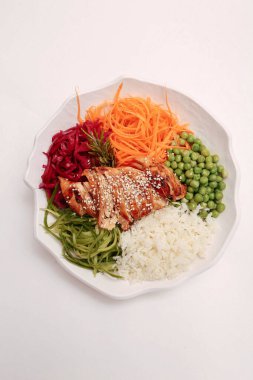 Taze salata tabağı ile karışık yeşillik