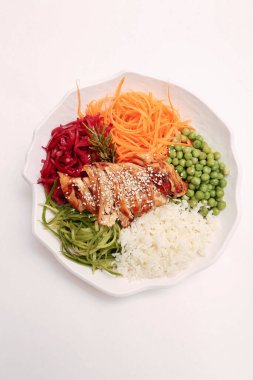 Taze salata tabağı ile karışık yeşillik