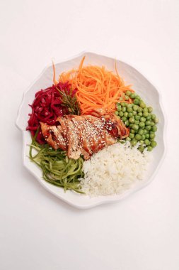 Taze salata tabağı ile karışık yeşillik