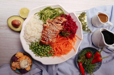 Taze salata tabağı ile karışık yeşillik