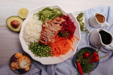 Taze salata tabağı ile karışık yeşillik