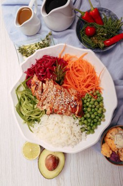 Taze salata tabağı ile karışık yeşillik