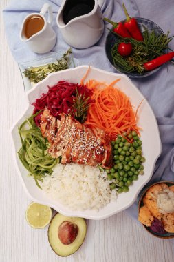 Taze salata tabağı ile karışık yeşillik