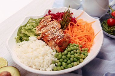 Taze salata tabağı ile karışık yeşillik