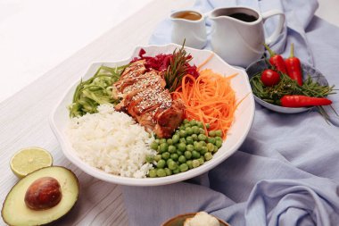 Taze salata tabağı ile karışık yeşillik