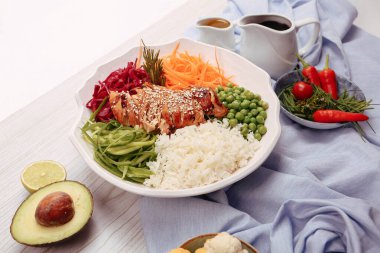 Taze salata tabağı ile karışık yeşillik