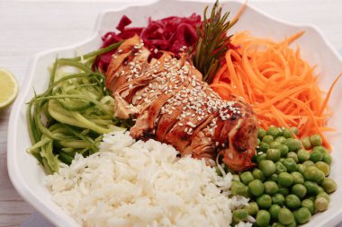 Taze salata tabağı ile karışık yeşillik