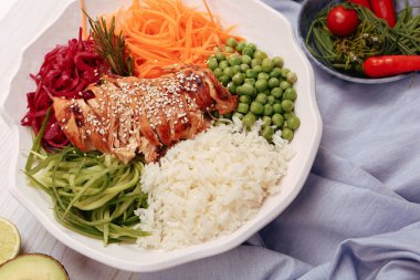 Taze salata tabağı ile karışık yeşillik