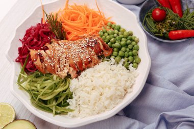 Taze salata tabağı ile karışık yeşillik