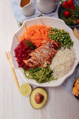 Taze salata tabağı ile karışık yeşillik