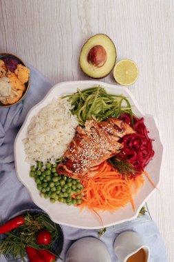 Taze salata tabağı ile karışık yeşillik