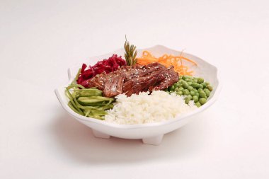 Taze salata tabağı ile karışık yeşillik