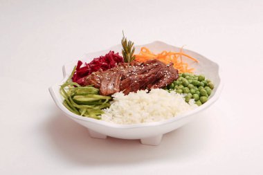 Taze salata tabağı ile karışık yeşillik