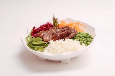 Taze salata tabağı ile karışık yeşillik