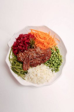 Taze salata tabağı ile karışık yeşillik