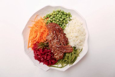 Taze salata tabağı ile karışık yeşillik