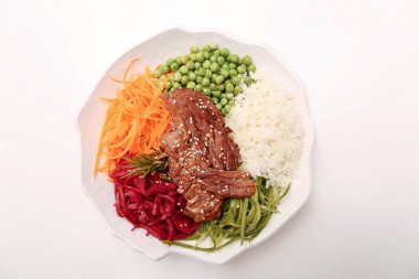 Taze salata tabağı ile karışık yeşillik