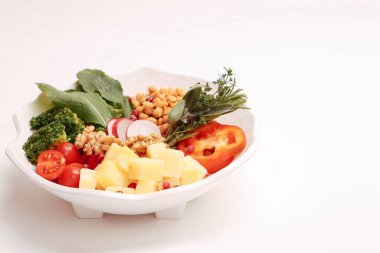 Taze salata tabağı ile karışık yeşillik