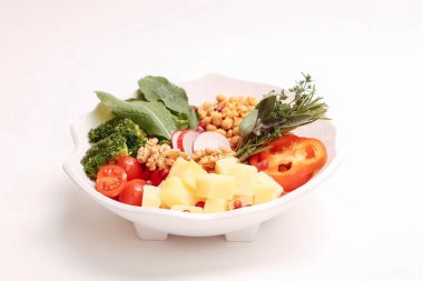 Taze salata tabağı ile karışık yeşillik