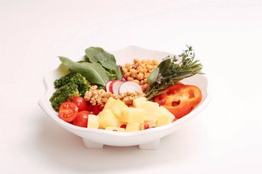 Taze salata tabağı ile karışık yeşillik