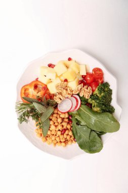 Taze salata tabağı ile karışık yeşillik