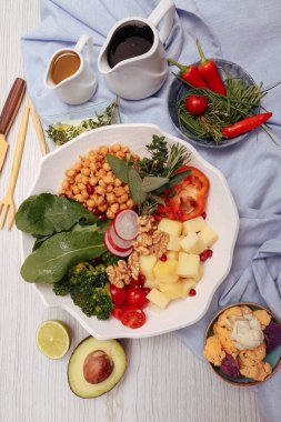 Taze salata tabağı ile karışık yeşillik