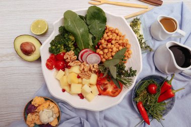 Taze salata tabağı ile karışık yeşillik