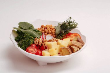 Taze salata tabağı ile karışık yeşillik