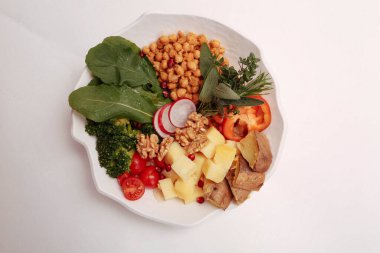 Taze salata tabağı ile karışık yeşillik